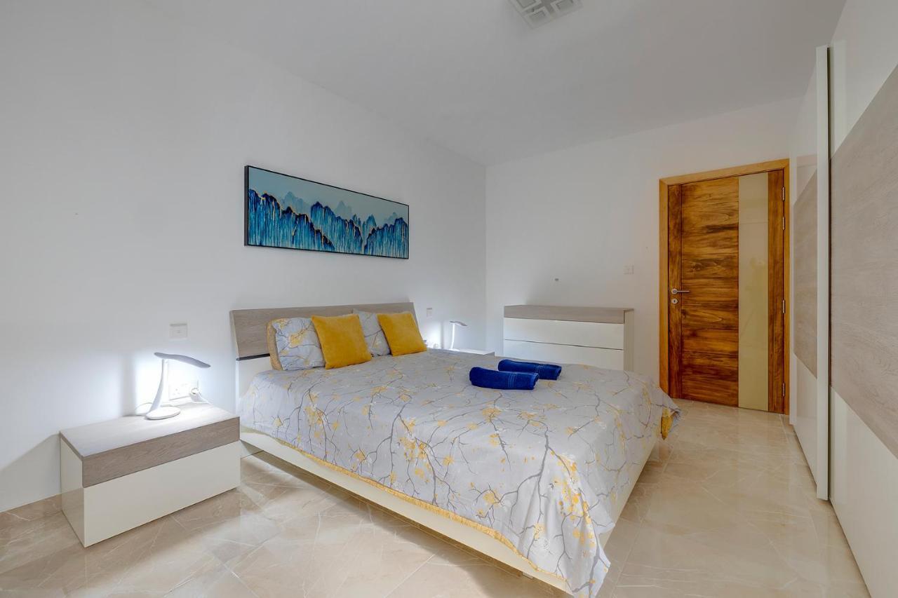 Deluxe Apartment Steps To St George'S Bay San Ġiljan Exterior foto